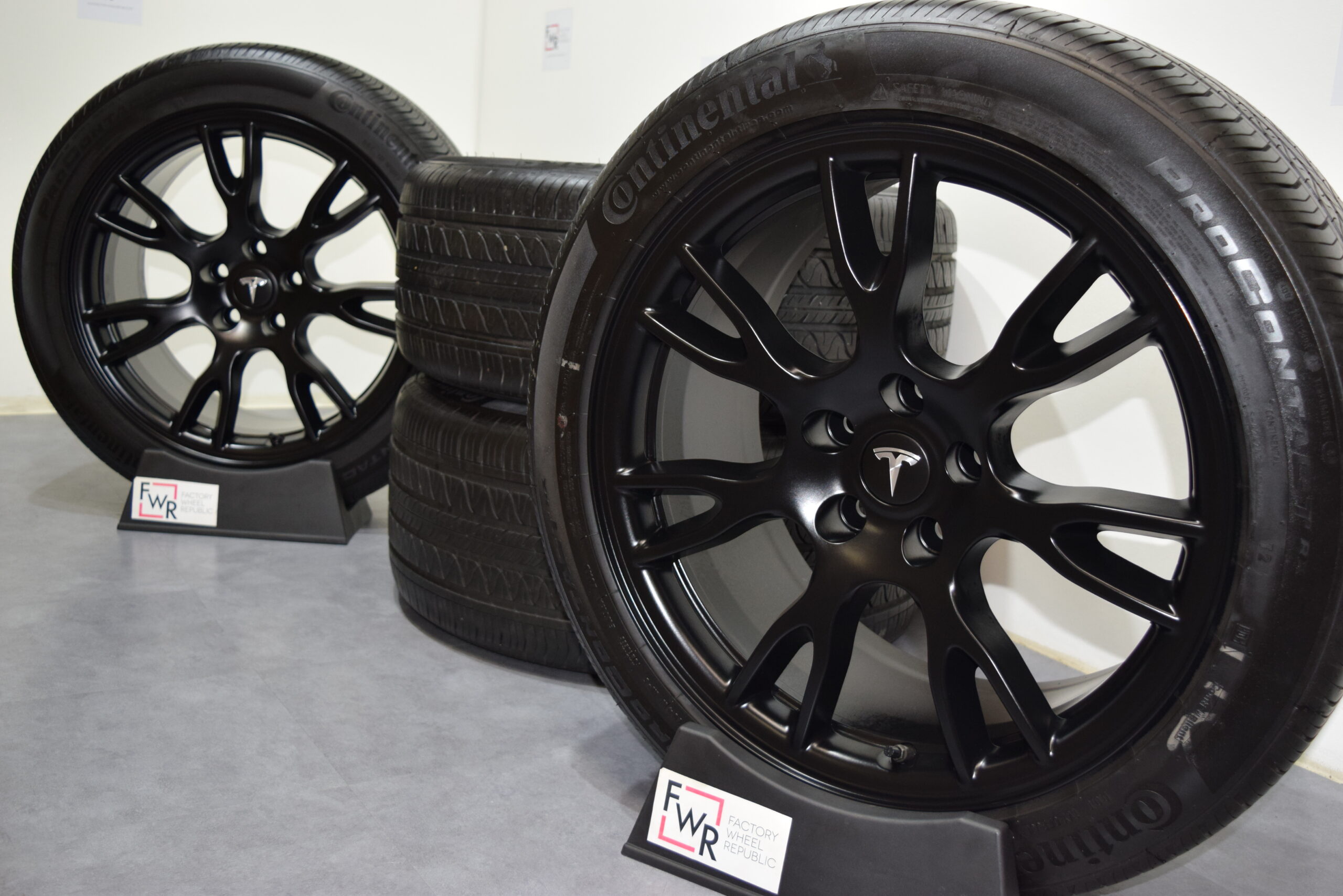 19″ Tesla Model S 2022 2023 24 satin black Factory OEM Plaid Wheels Rims tires