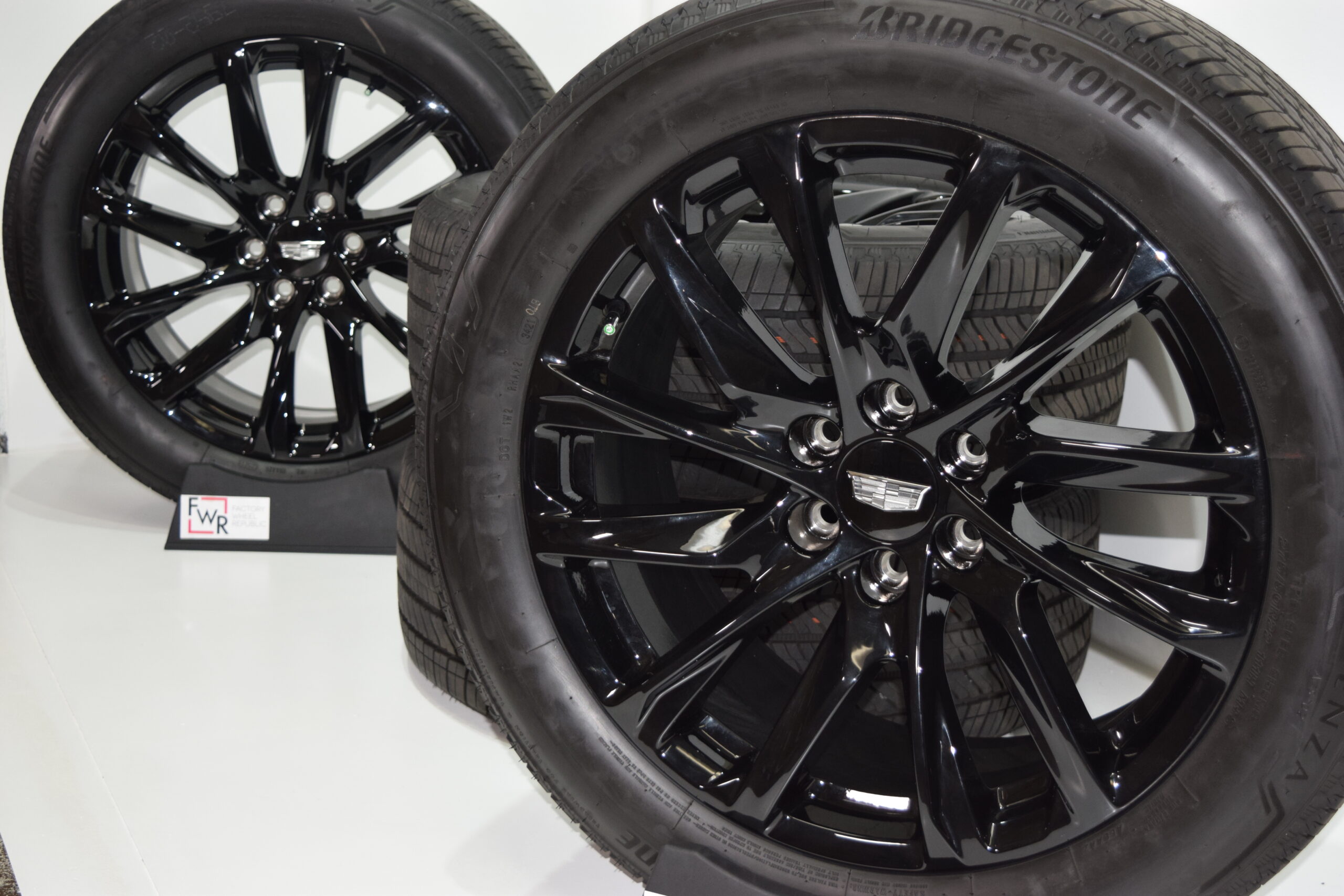 22″ Cadillac Escalade Platinium ONYX black wheels and tires